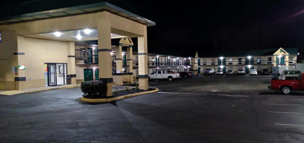 Super 8 By Wyndham Columbia Motel Exterior photo