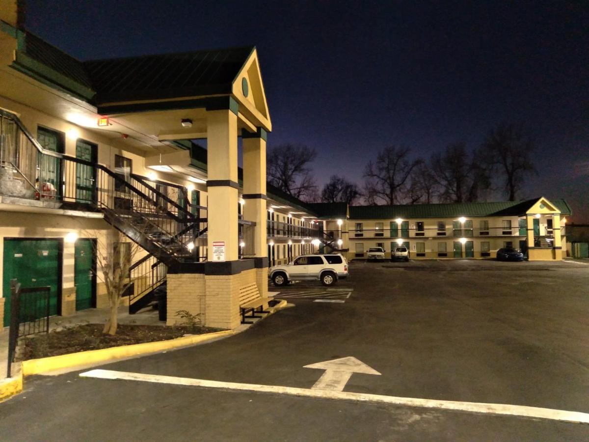 Super 8 By Wyndham Columbia Motel Exterior photo