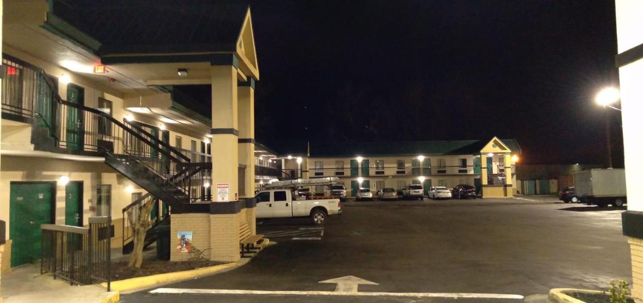 Super 8 By Wyndham Columbia Motel Exterior photo