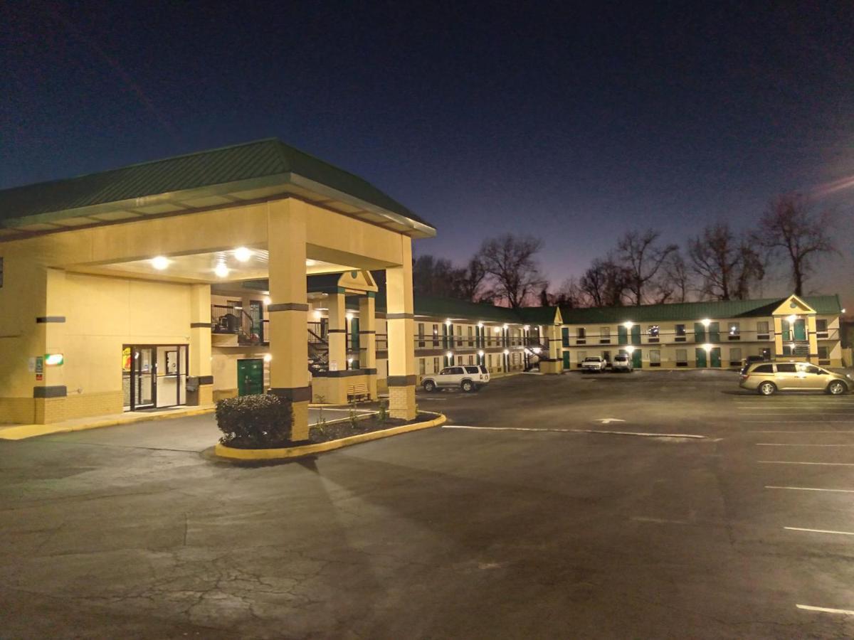 Super 8 By Wyndham Columbia Motel Exterior photo