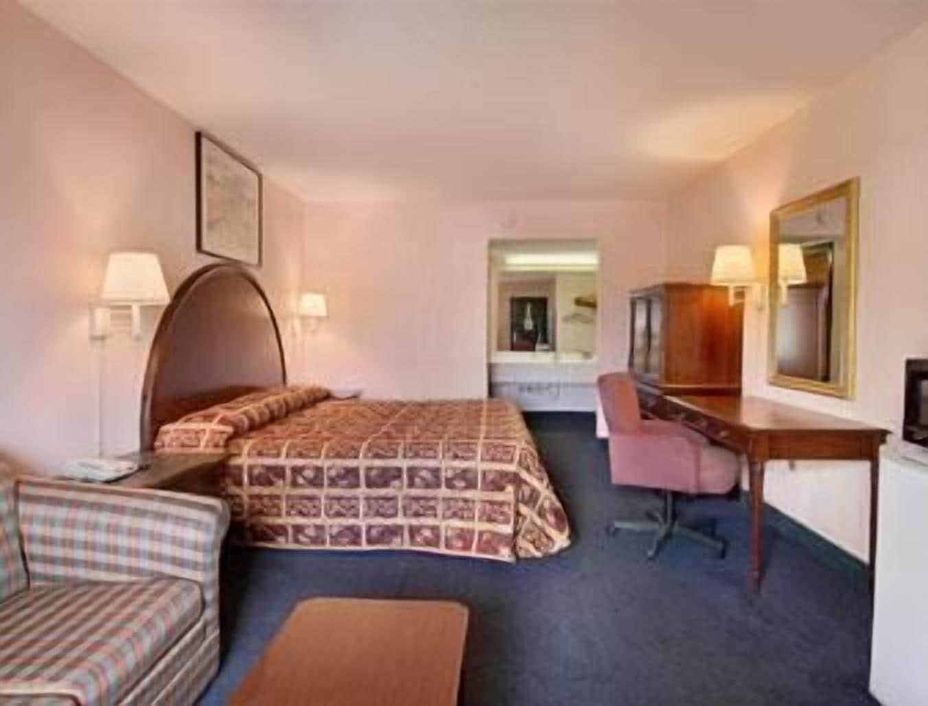 Super 8 By Wyndham Columbia Motel Room photo