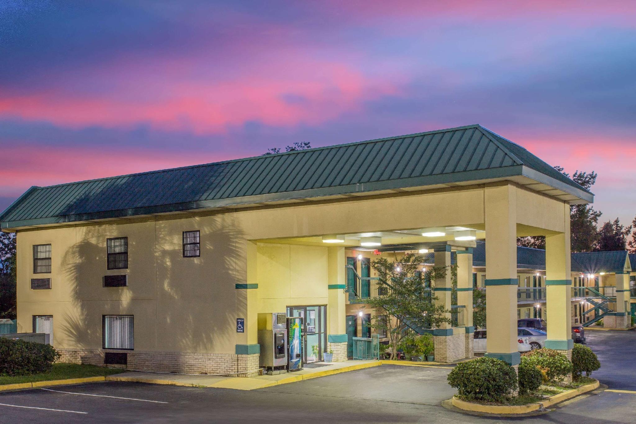 Super 8 By Wyndham Columbia Motel Exterior photo